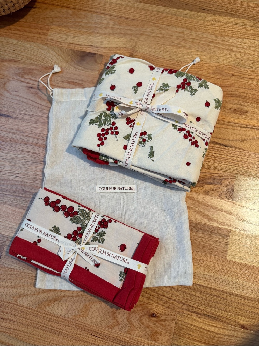 Couleur Nature Gooseberry Tablecloth 70” round & set of 6 matching NEW napkins